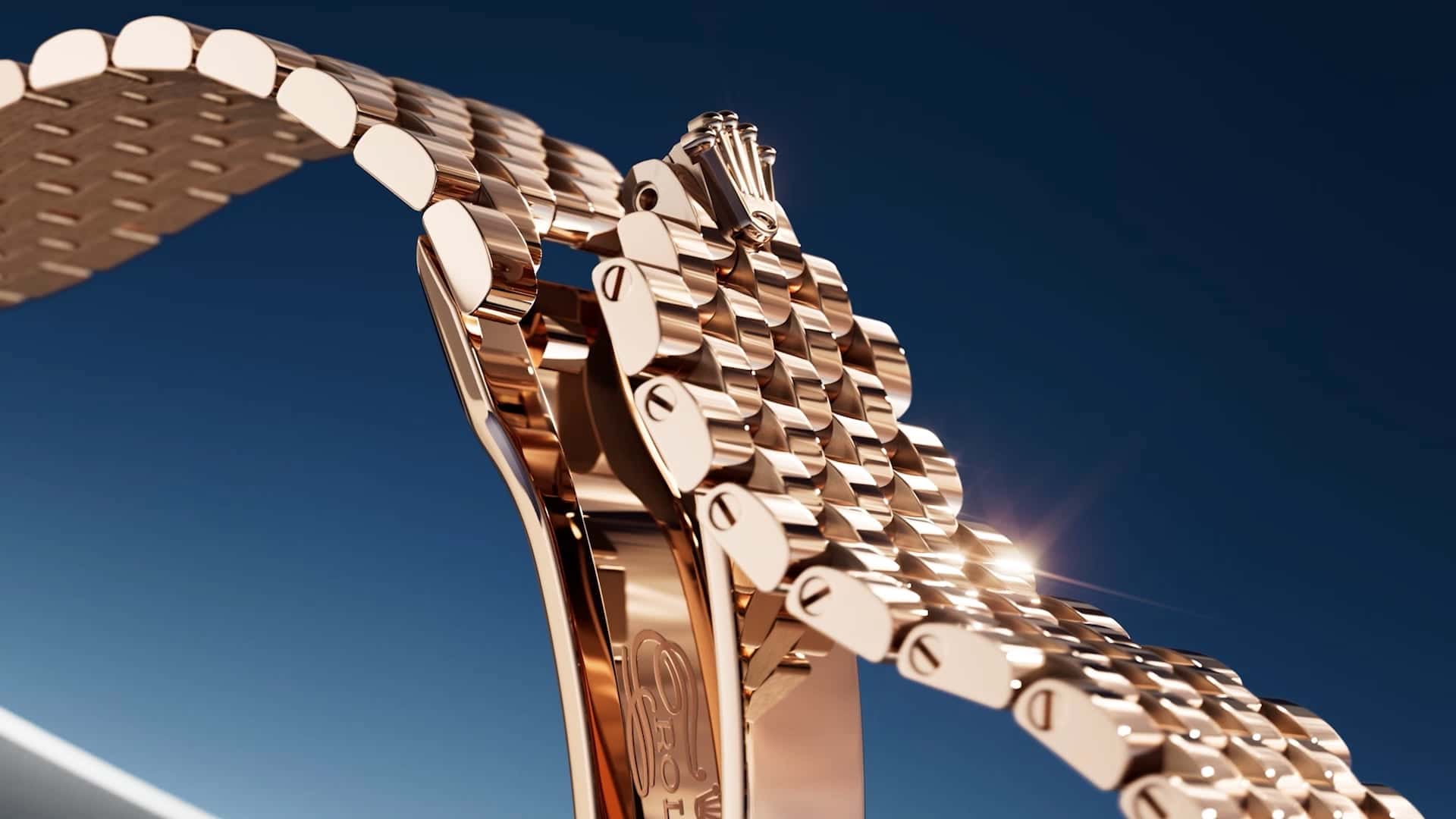 The Settimo bracelet and folding Crownclasp on the Everose gold Padellone